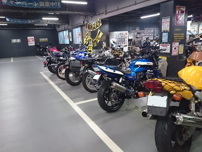 バイク用品店駐輪場①