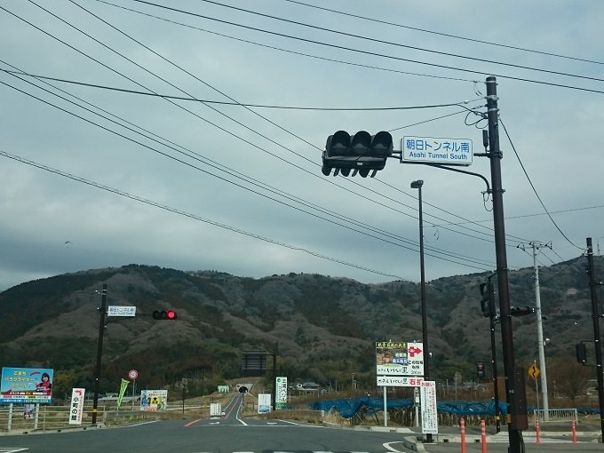 朝日トンネル南交差点